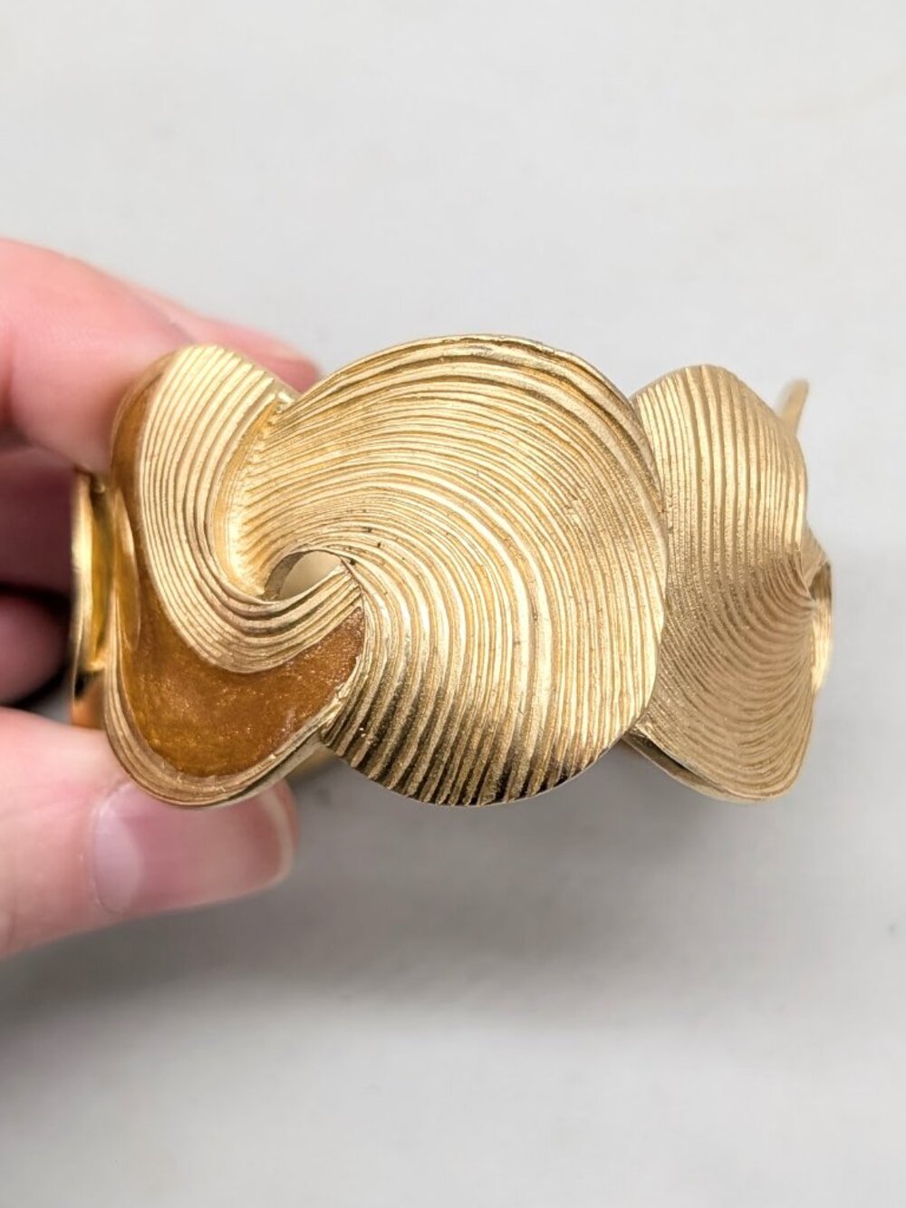 Vintage 1986 Signed Trifari Goldtone & Brown Enamel Cuff Bracelet - Picture 6 of 12